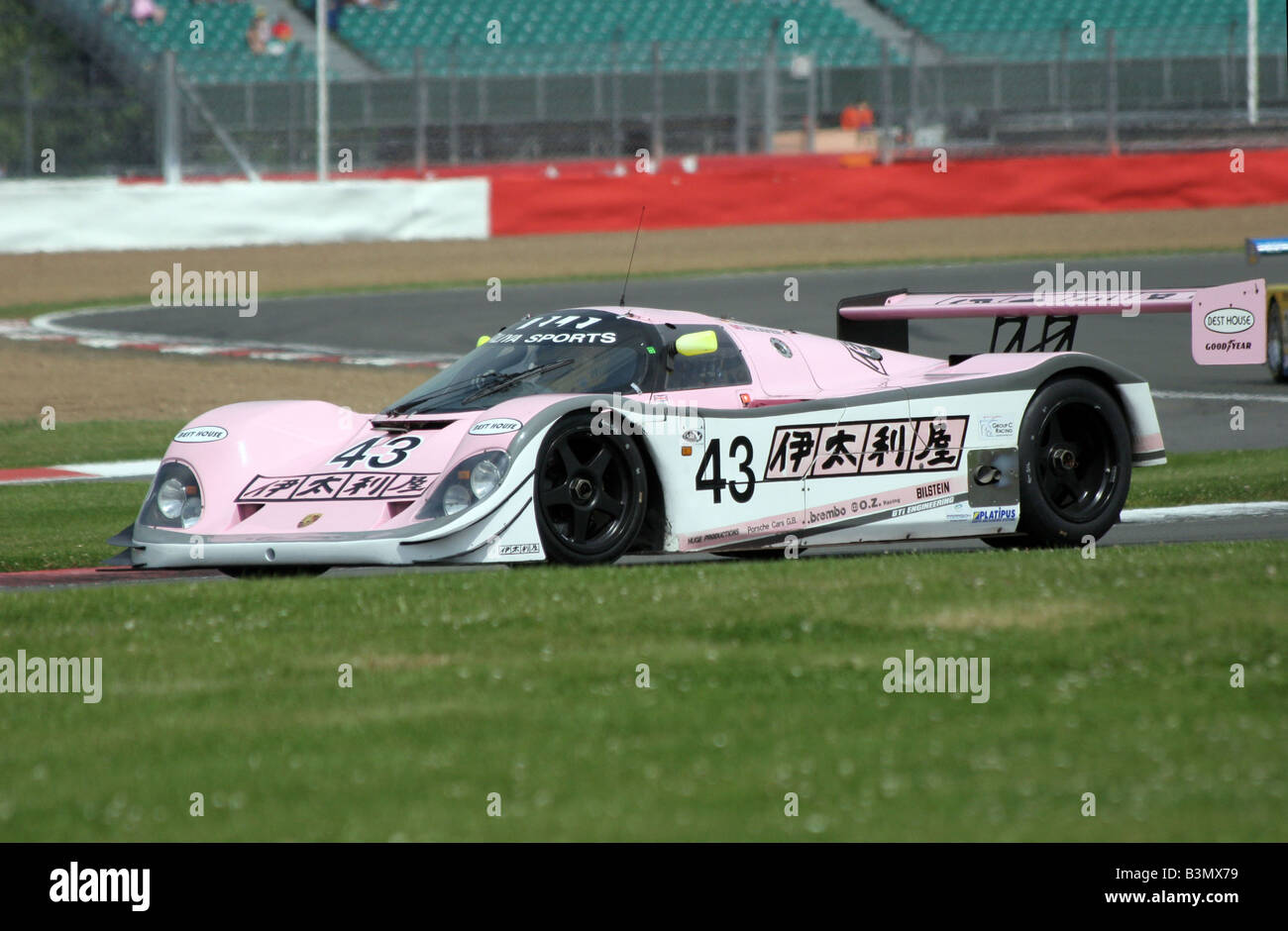 Henry Pearman Und Mike Wilds In No 43 Ein 1989 Pink Weiss Italya Sport Porsche 962 Stockfotografie Alamy
