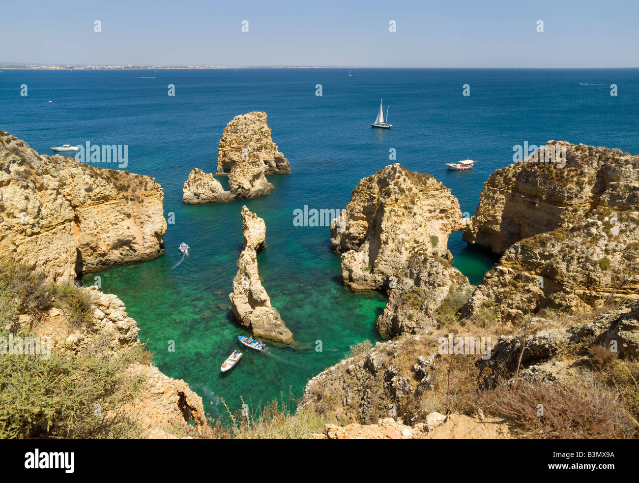 Portugal, Algarve, in der Nähe von Lagos, Ponta da Piedade, Ausflugsboote, die Besichtigung der Grotten Stockfoto