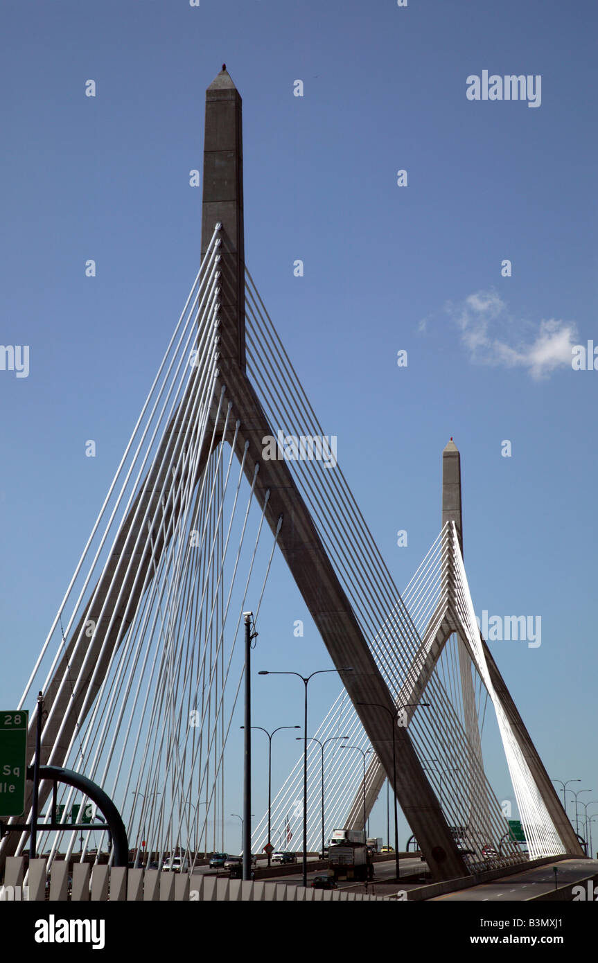 Schuss von Leonard P. Zakim Bunker Hill Memorial Bridge, Boston, Massachusetts, USA Stockfoto