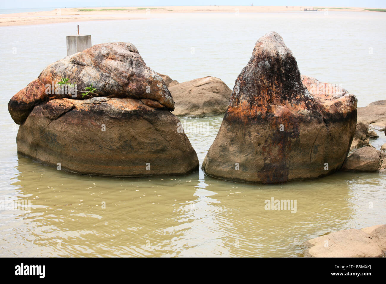 Felsen und Wasser in Poovar, Kerala, Indien Stockfoto