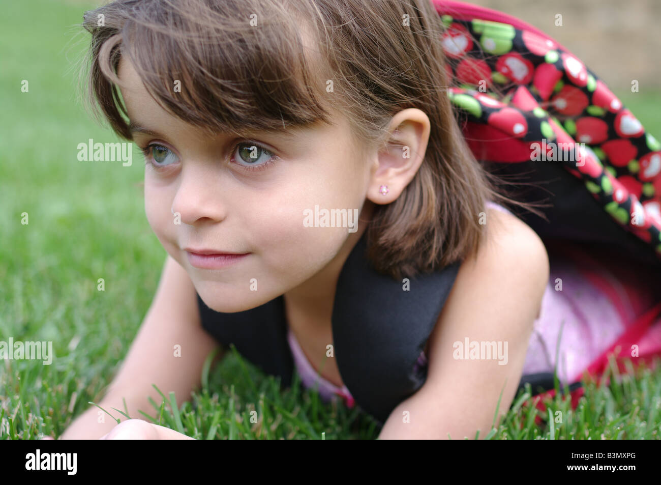 5-6 Jahre altes Mädchen mit Rucksack wartet auf den Start des Kindergartens Stockfoto