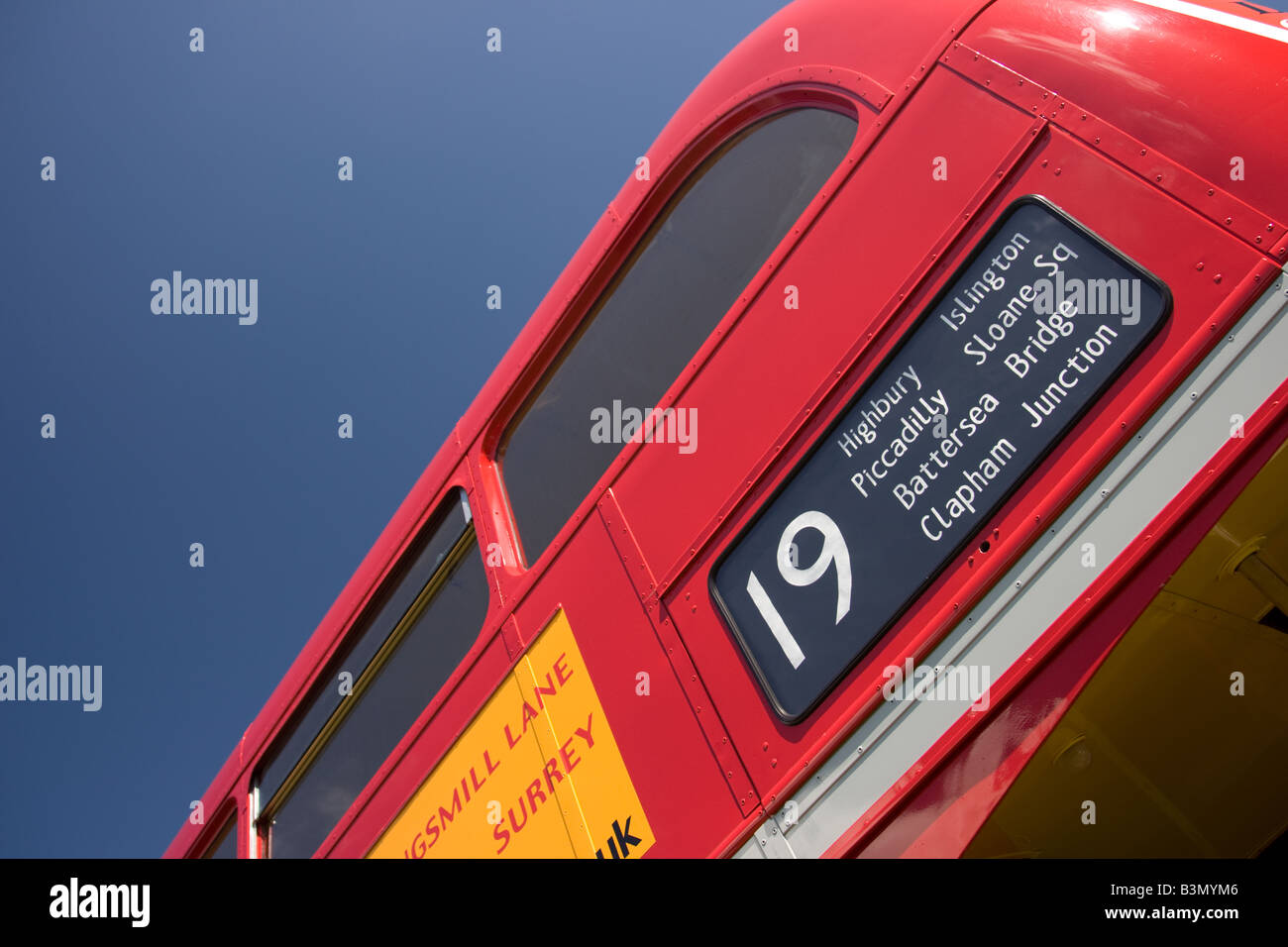 Alte klassische rote Londoner Routemaster Doppeldeckerbus mit Schild Stockfoto