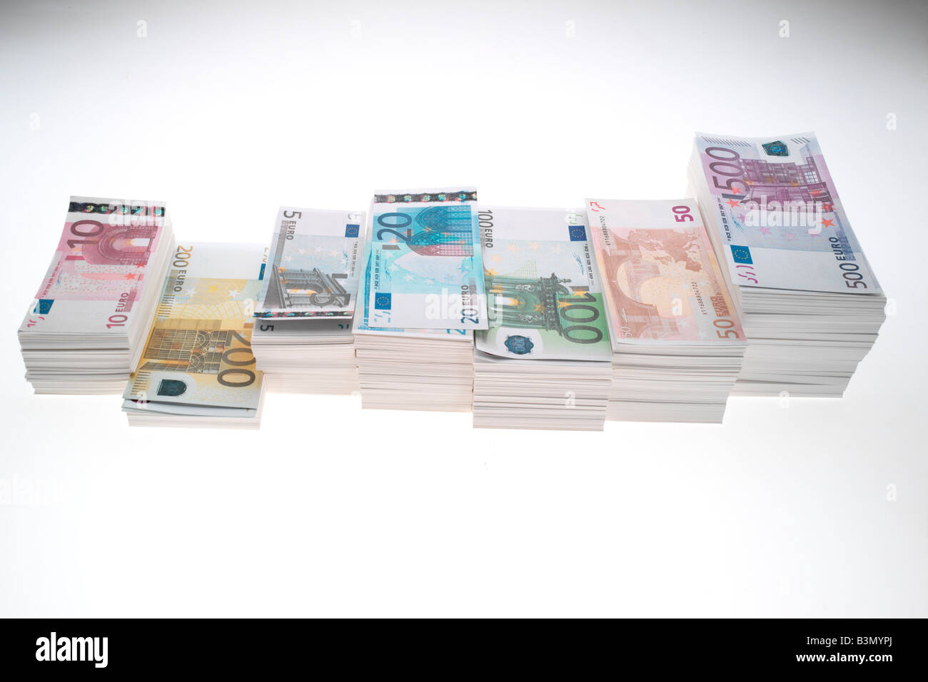 Stapel von Euro-Banknoten, aufgereiht, Nahaufnahme Stockfoto