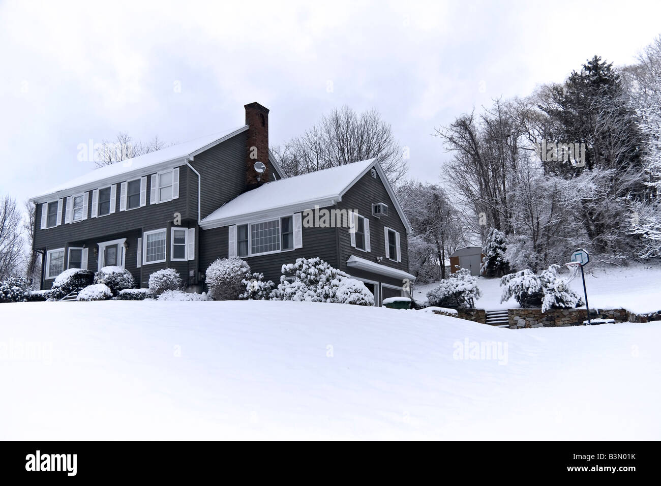 Haus im traditionellen amerikanischen Kolonialstil im winter Stockfoto