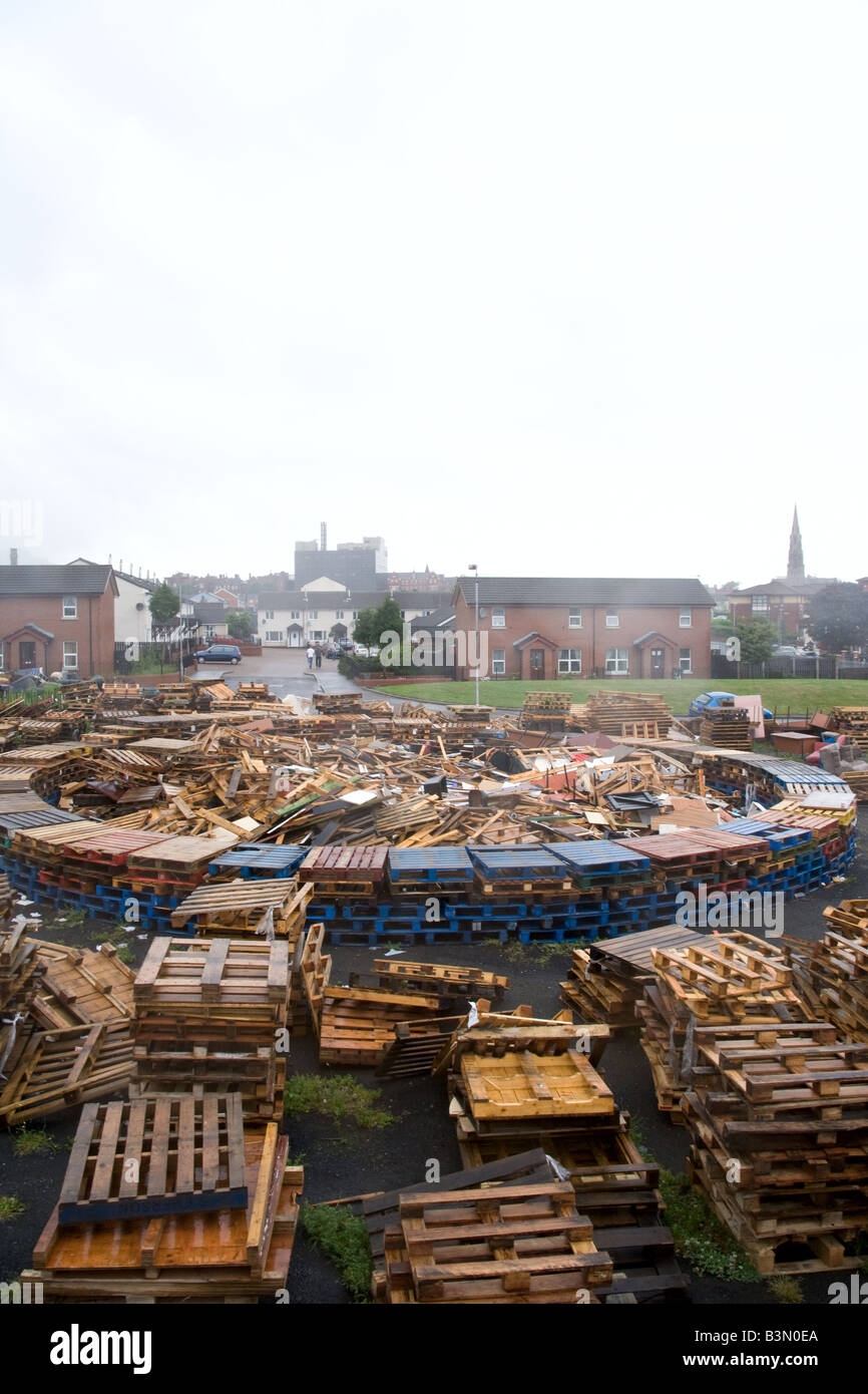 11. Nacht Lagerfeuer Vorbereitungen in West Belfast, Nordirland. Stockfoto