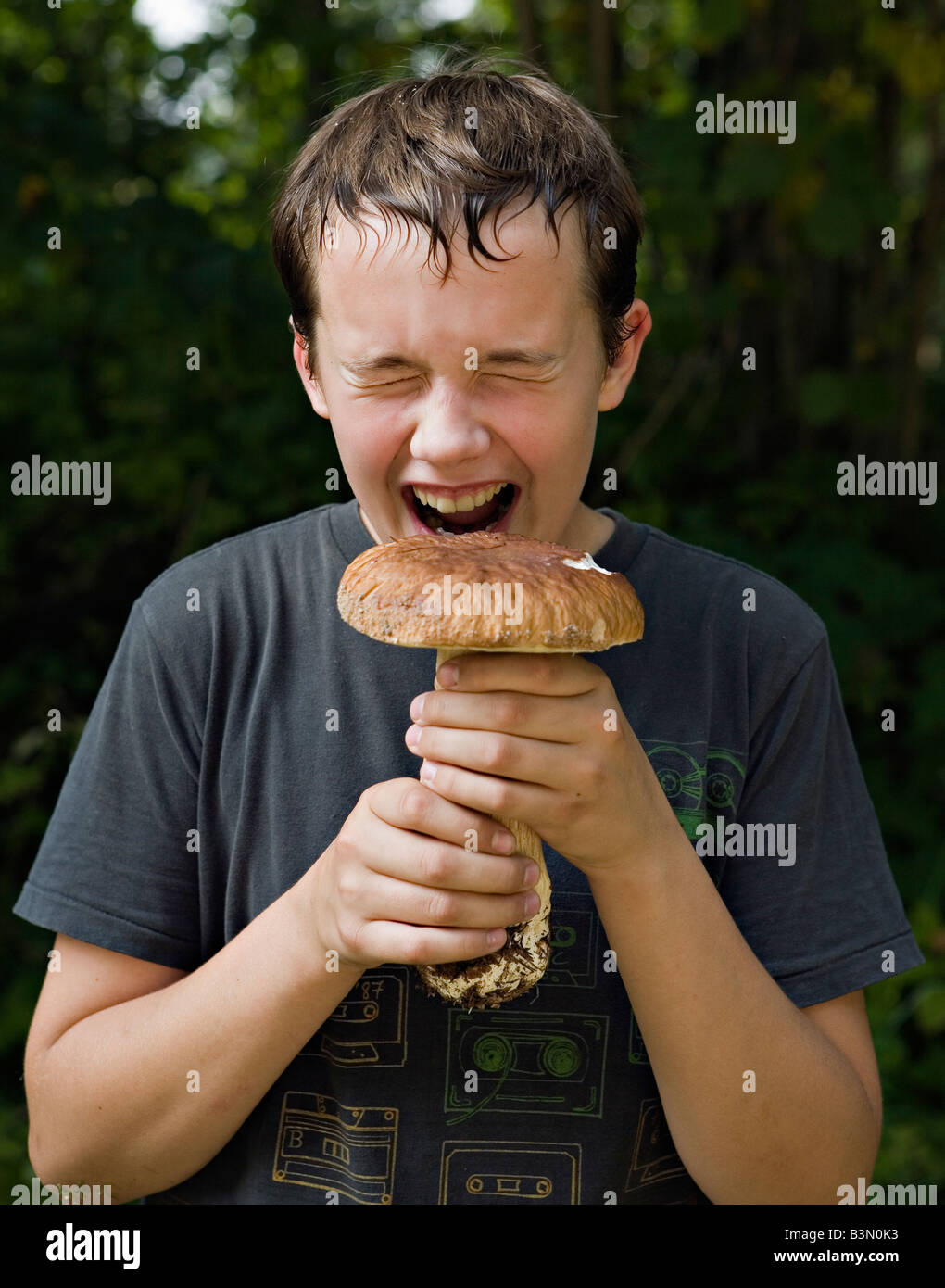 Junge, Verkostung des Pilzes Stockfoto