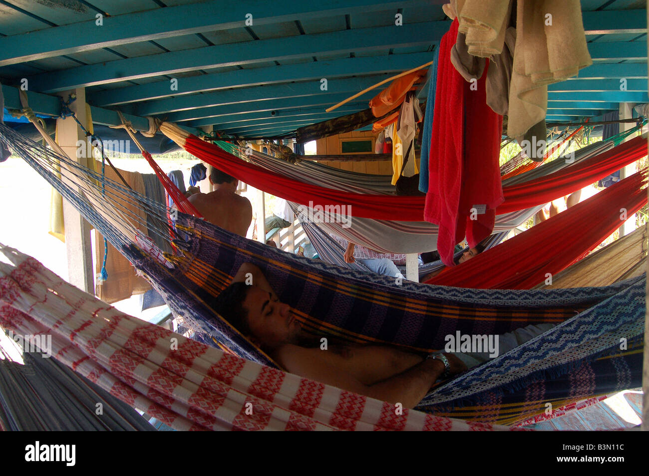 Tipycal Art, wie Menschen von Amazon Reisen in den Flüssen mit Booten mit Netzen Jurua Fluss Foto Fernanda Preto Stockfoto