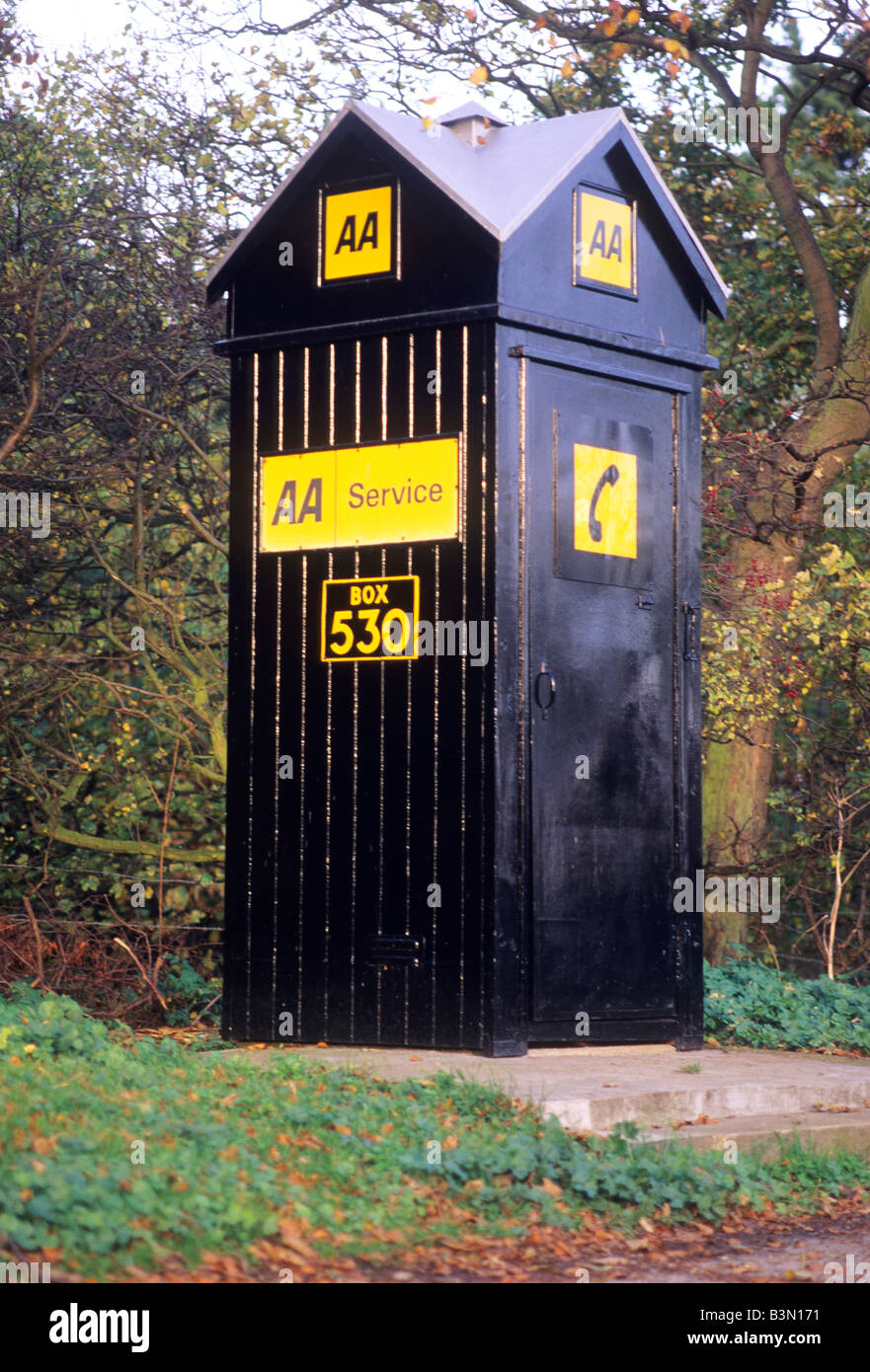 AA-Box am Straßenrand Brancaster Staithe Norfolk gelbe Logo England UK Servicetelefon Stockfoto