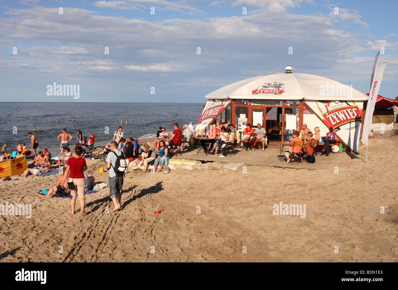 Karwia-Polen Ostsee-Strand-Badeort mit Strand Bar Bierzelt Stockfoto