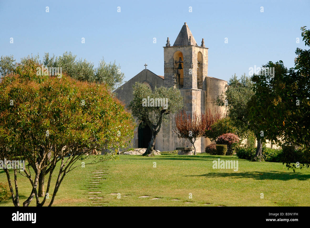 Eine katholische Kirche auf dem Gelände von der Burg von Montemor-o-Velho, Portugal. Stockfoto