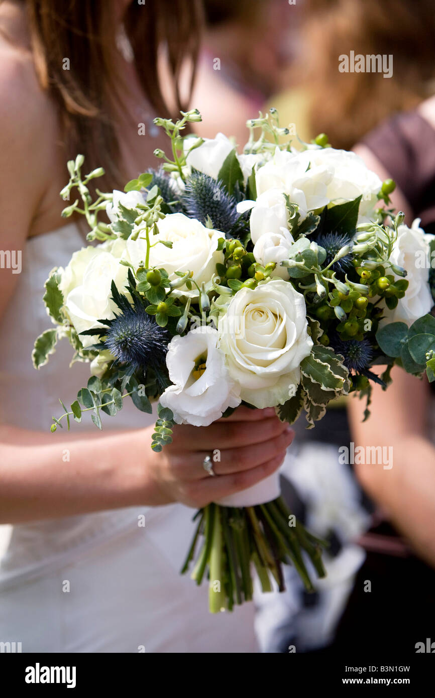 Bräute Hand hält Hochzeit bouquet Stockfoto