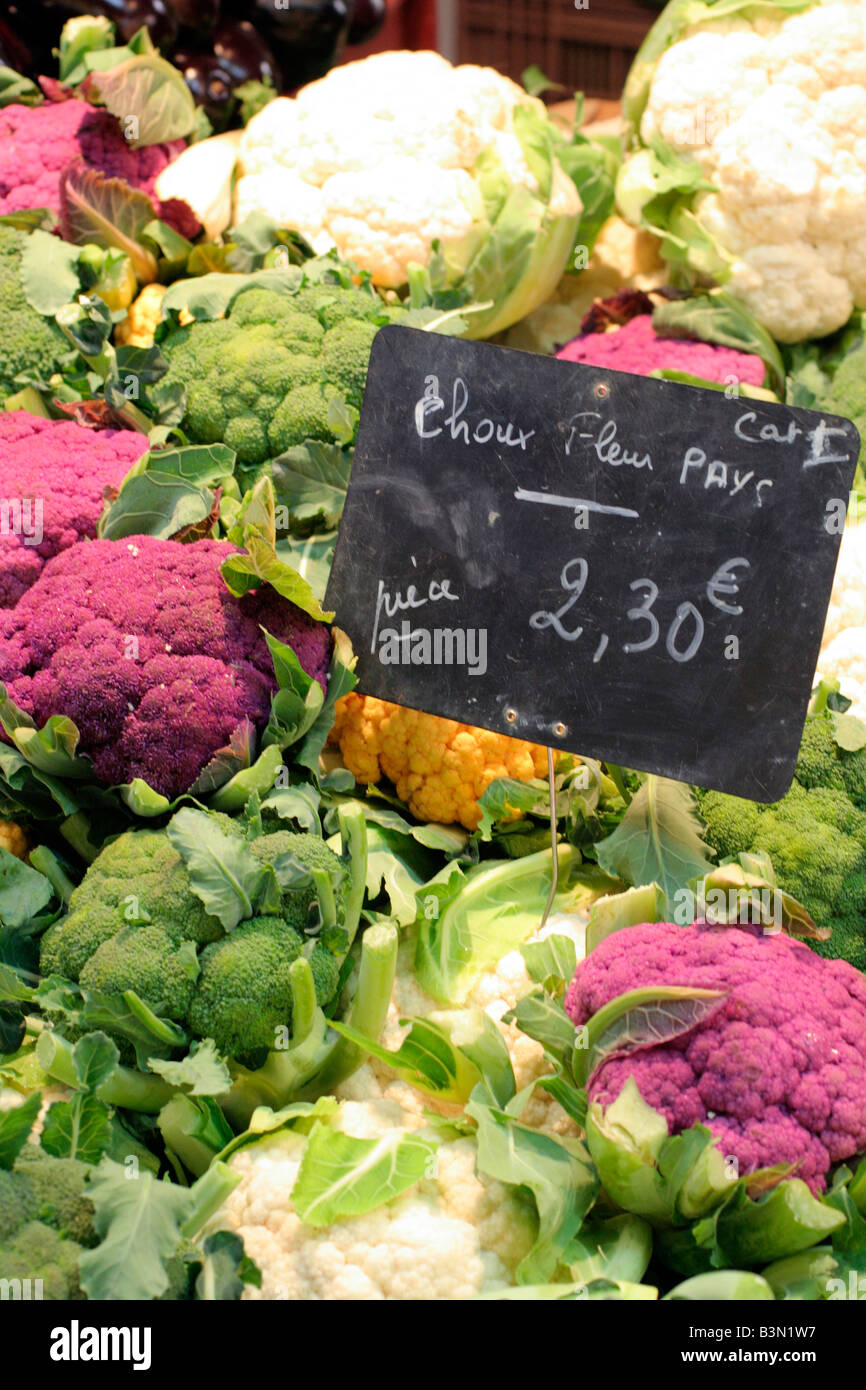 CAULIFOWERS AM MARKT GEMÜSE STALL LOCHES INDRE ET LOIRE FRANKREICH Stockfoto