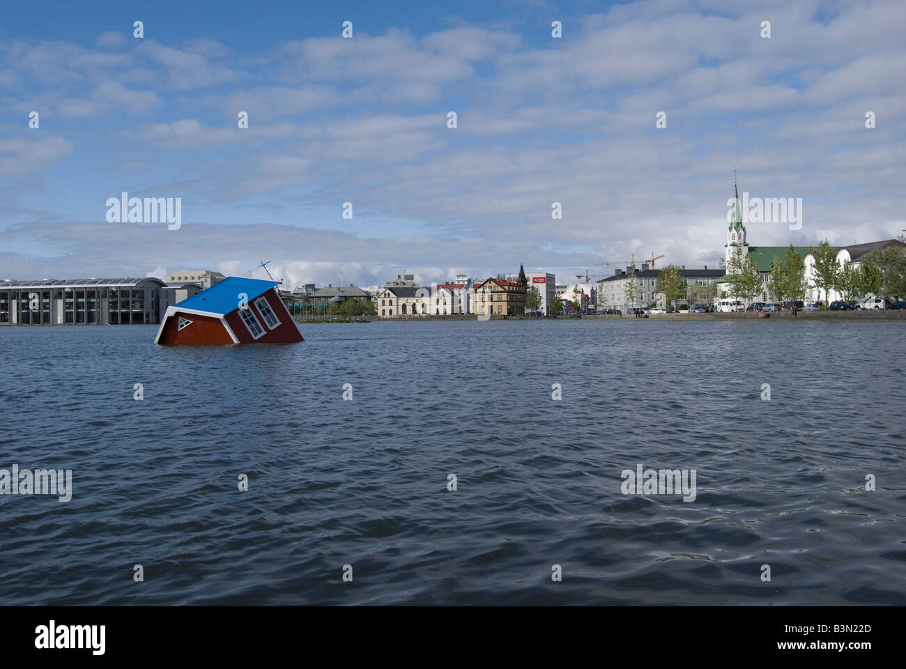 Versunkene rote Häuschen für Reykjavik Art Festival, Reykjavik City Teich, Island Stockfoto