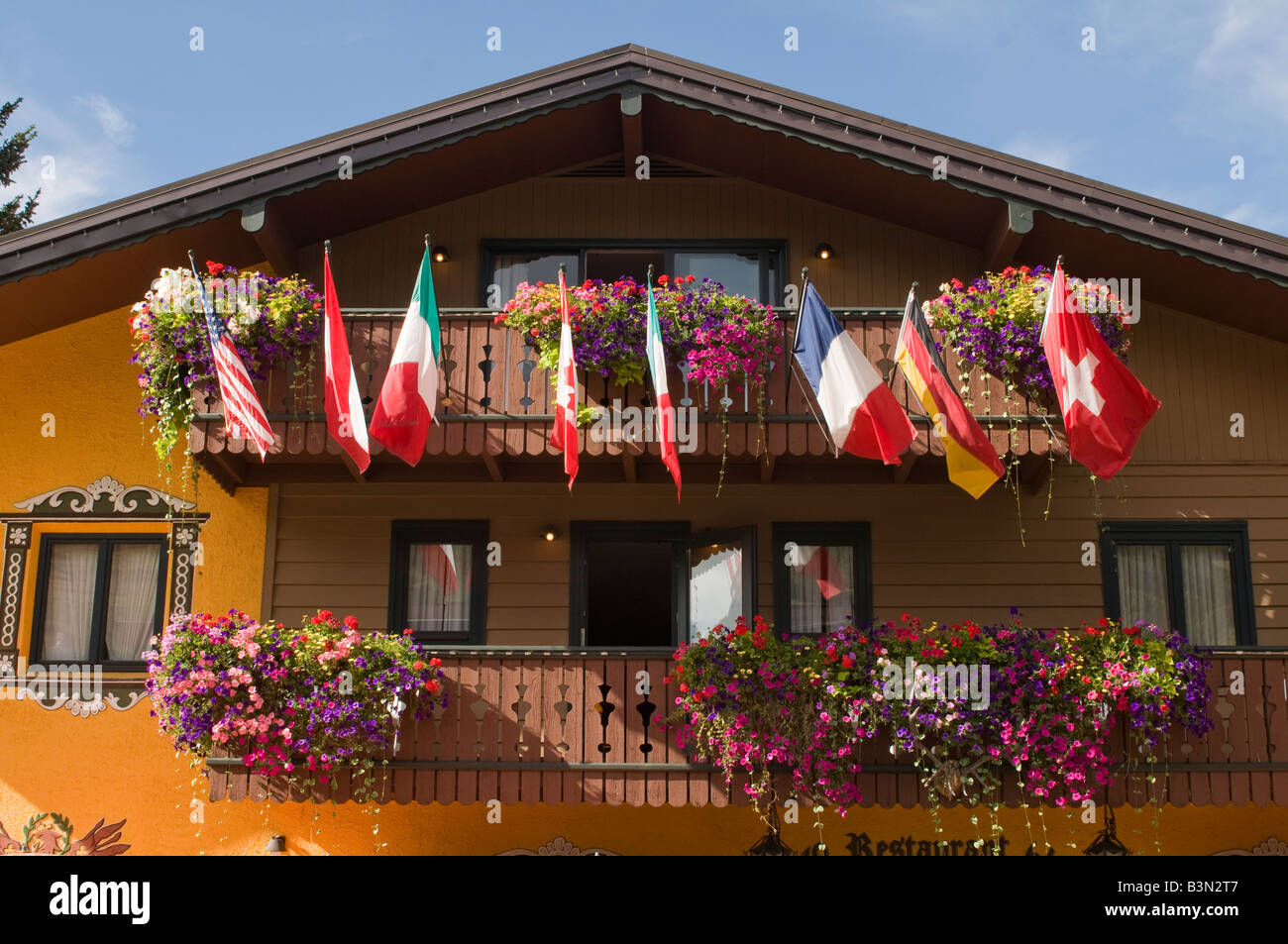 Vail Colorado Bulding mit internationalen Fahnen und Blumen Stockfoto