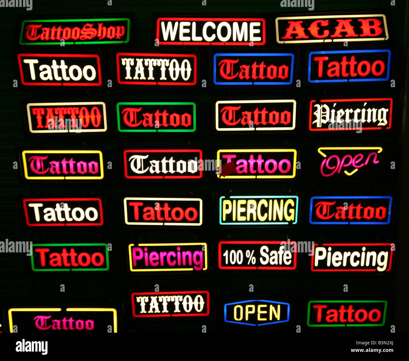 Leuchtreklamen tattoo Stockfoto
