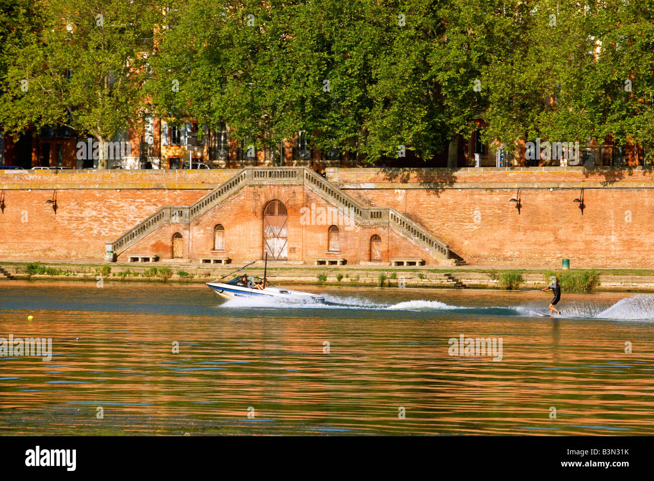 Wasser-Skifahren am Fluss Garonne bei toulouse Stockfoto