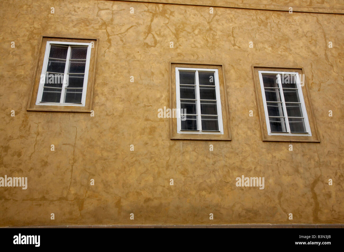 Zusammenfassung der Fenster an der Seite des Hauses, in der Nähe von Golden Lane, Prag, Tschechische Republik Stockfoto