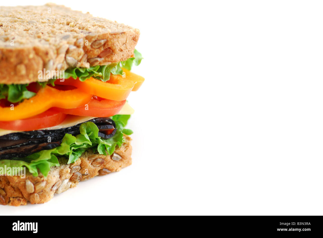 Große gesunde Sandwich mit Gemüse und Fleisch hautnah auf weißem Hintergrund mit Textfreiraum Stockfoto