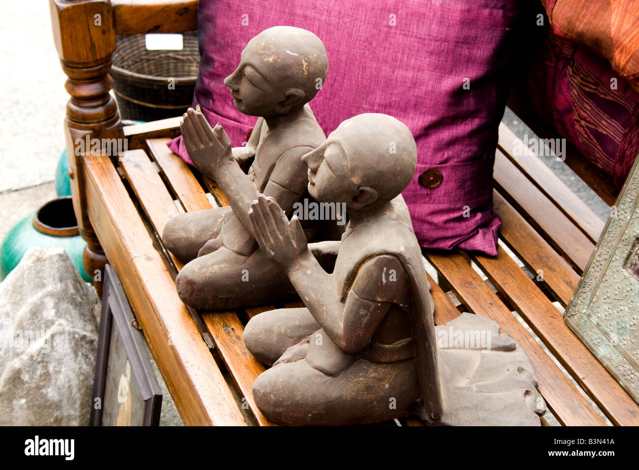 Zwei kniende betende Figuren auf einem Holztisch Stockfoto
