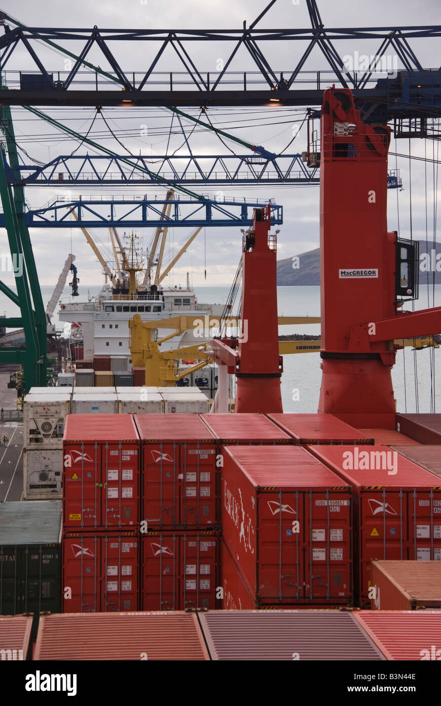 Shippng auf einem Containerterminal, Kran Container an Deck verstaut und Container Ausleger, Lyttelton, New Zaeland Stockfoto