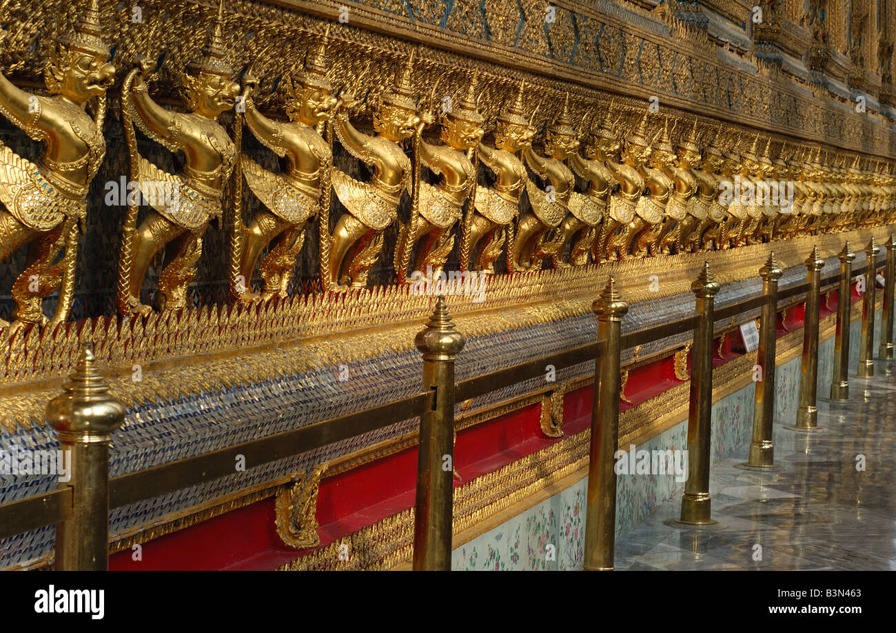 Der Grand Palace Bangkok, Thailand-Buddhismus kunstvollen Designs Ort der Anbetung Anblick sehen Reisen. Stockfoto