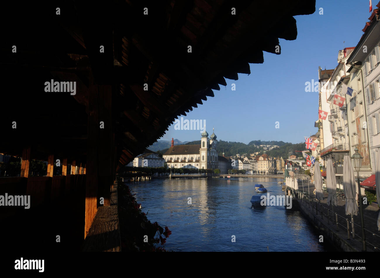 Blick auf den Vierwaldstättersee Stadtarchitektur und Jesuitenkirche von der Kapellbrücke; Luzern, Schweiz. Stockfoto