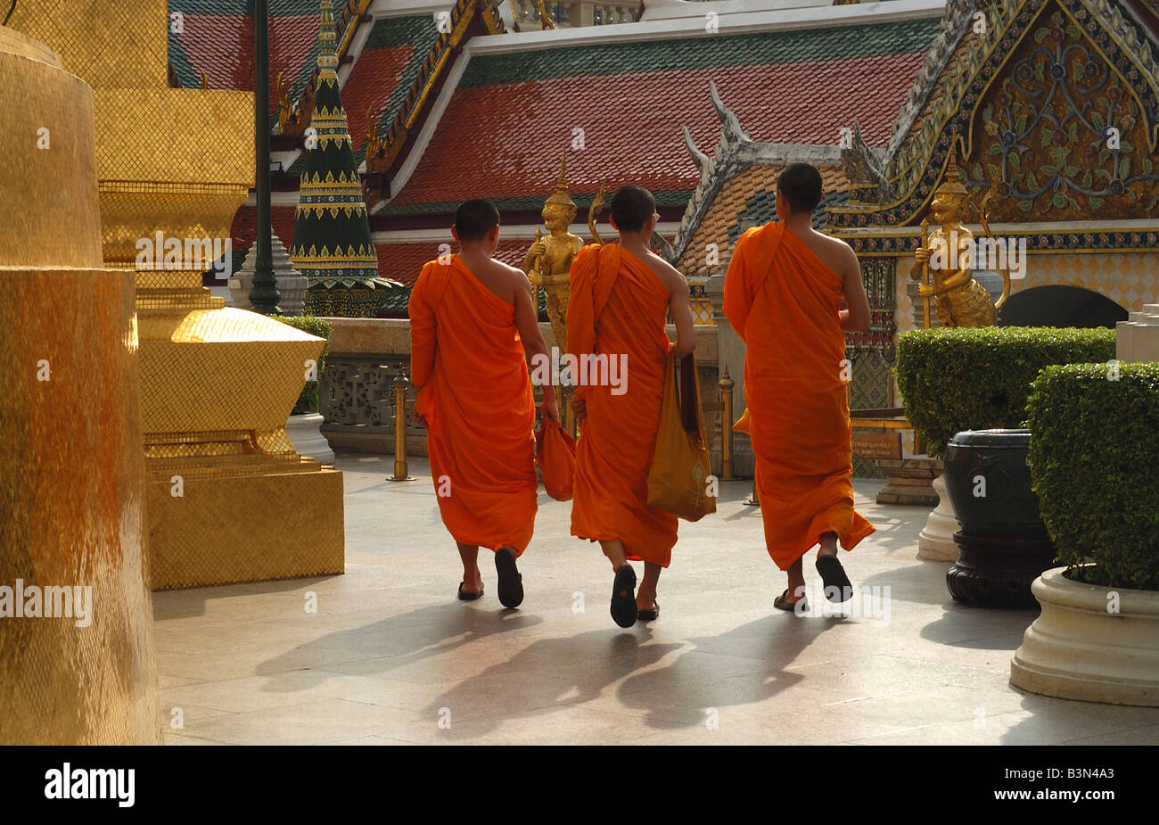 Drei buddhistische Mönche der Grand Palace Bangkok, Thailand Buddhismus Safran Roben orangefarbene Gewänder Religion spitituell religiöse Bildungssys Stockfoto