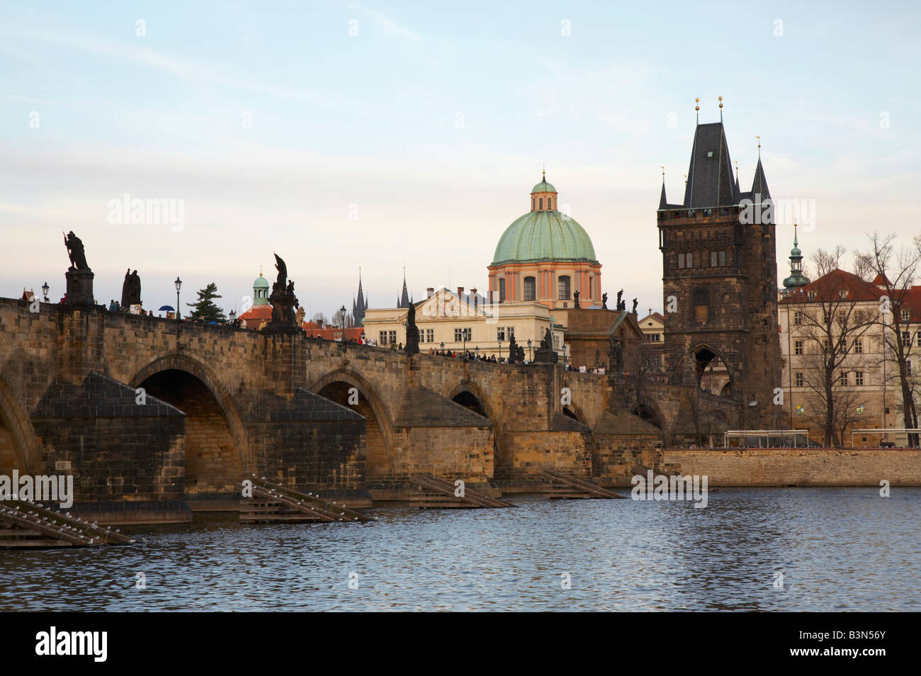 Blick auf die Karlsbrücke über die Moldau, Prag, Tschechische Republik Stockfoto