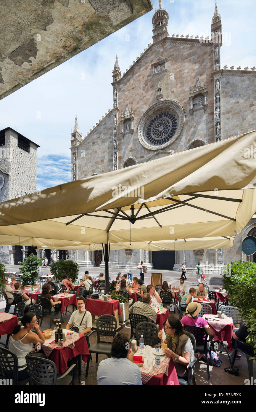Cafe vor dem Dom (Duomo), Piazza del Duomo, Como, Comer See, Lombardei, Italien Stockfoto