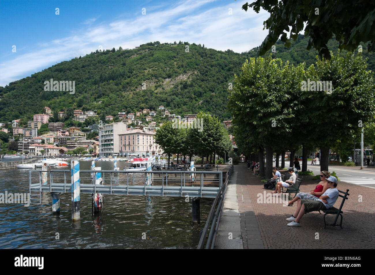 Ferry Docks am Seeufer am Comer See, Comer See, Lombardei, Italien Stockfoto