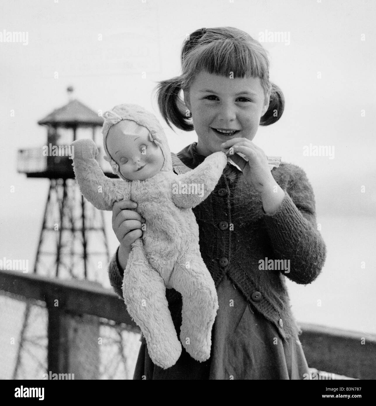 MÄDCHEN MIT PUPPE Stockfoto