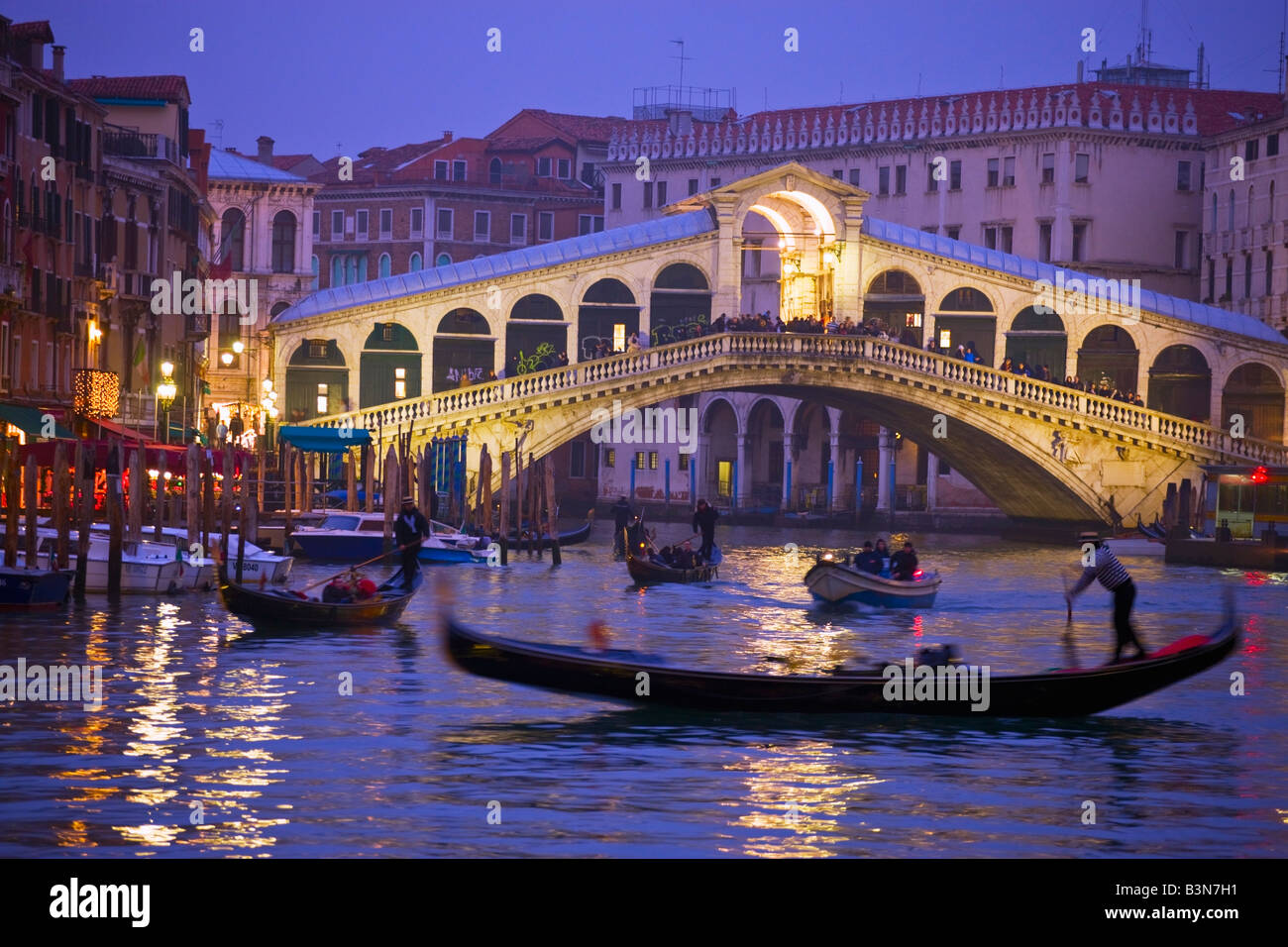 Rialto-Brücke und Gondel Canal Grande Venedig Italien in der Dämmerung Stockfoto