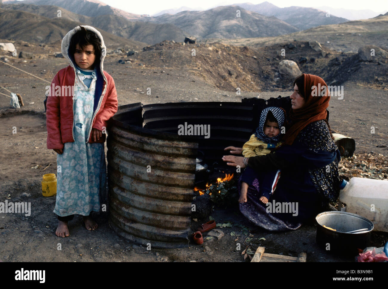 KURDISTAN ", ZUBEREITUNG VON FRÜHSTÜCK IN DER KÄLTE DES FRÜHEN MORGENS, CHOWMAN IN DER NÄHE DER IRANISCHEN GRENZE, OKTOBER 1991 Stockfoto