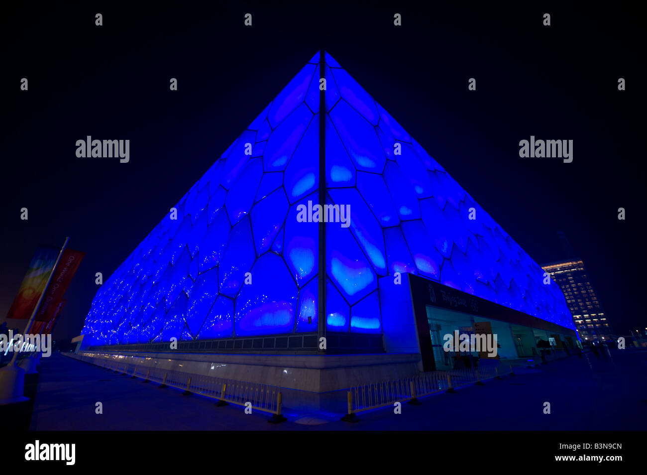 Beijing National Aquatics Center, auch bekannt als Water Cube, während der Olympischen Spiele 2008 blau beleuchtet bei Nacht Stockfoto