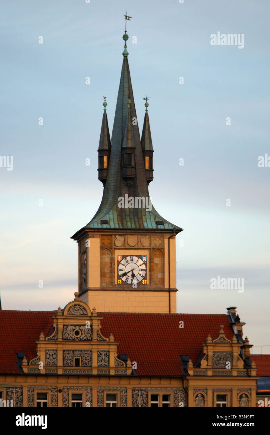 Kirche und Uhr, Prag, Tschechische Republik Stockfoto