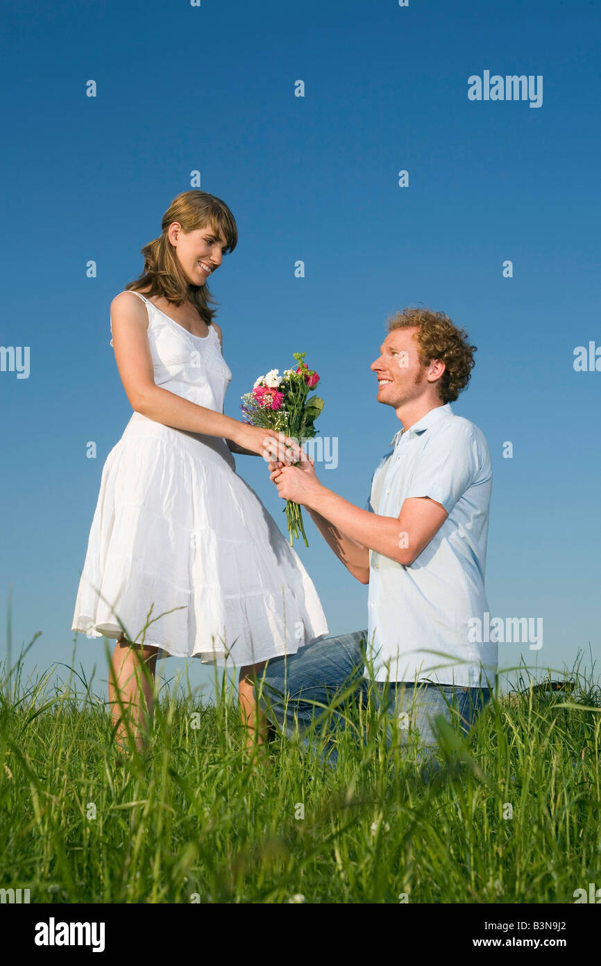 Deutschland, Bayern, junges Paar, Mann mit Blumenstrauß Stockfoto