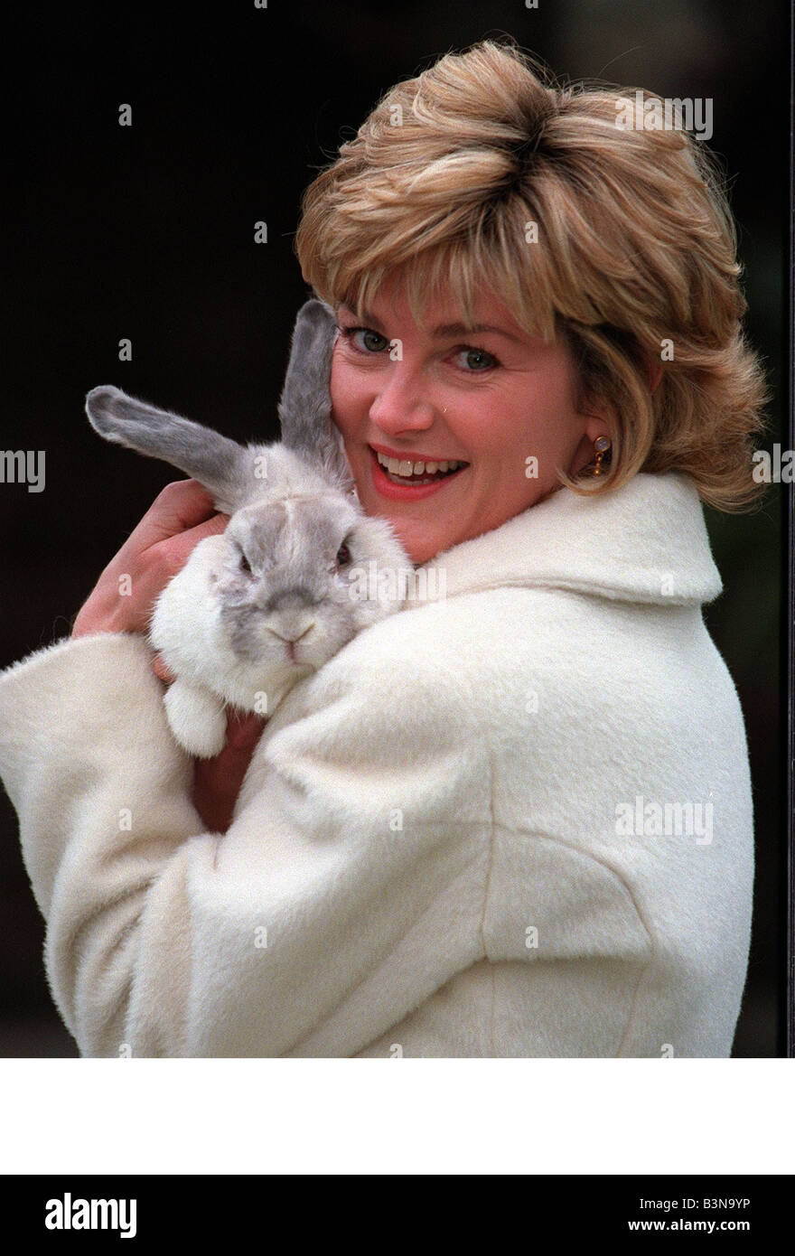 Anthea Turner TV-Moderatorin mit q t die Kaninchen für ihre neue tv-Programm namens pet power Stockfoto