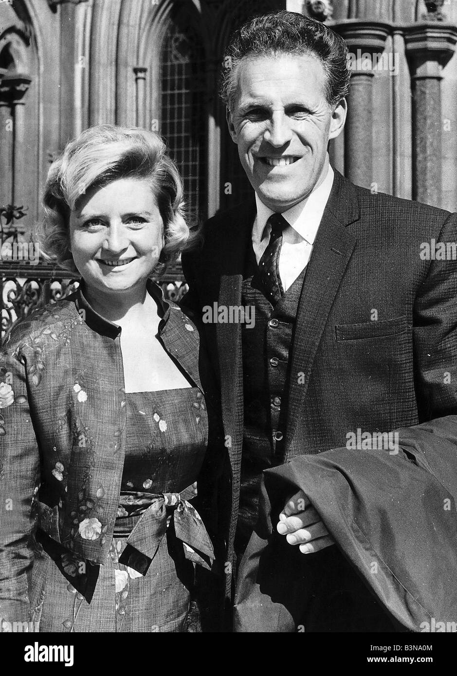 Bruce Forsyth mit Frau vor Gericht Stockfoto