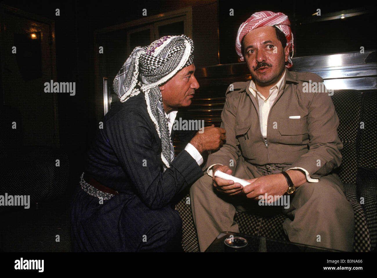 KURDISTAN ", NORTHER IRAK: KURDISCHEN FÜHRER MASOUD BARZANI (RECHTS) IM GESPRÄCH MIT EINEM ANDEREN PESHMERGA. Stockfoto