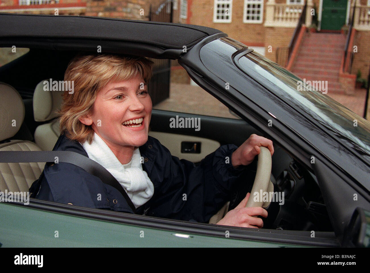 Anthea Turner TV-Moderatorin Januar 98 in ihrem Auto sitzen Stockfoto