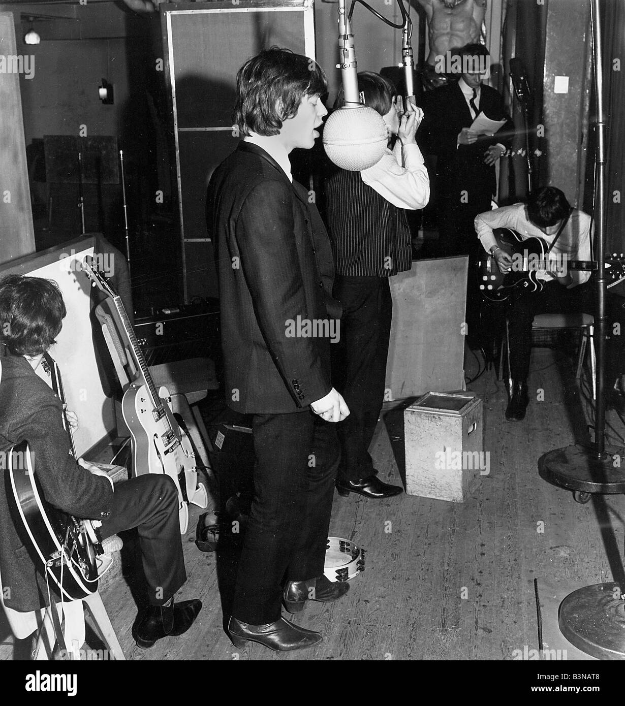 ROLLING STONES im BBC Radio Playhouse 1964 mit Long John Baldry im Hintergrund. Foto: Tony Gale Stockfoto