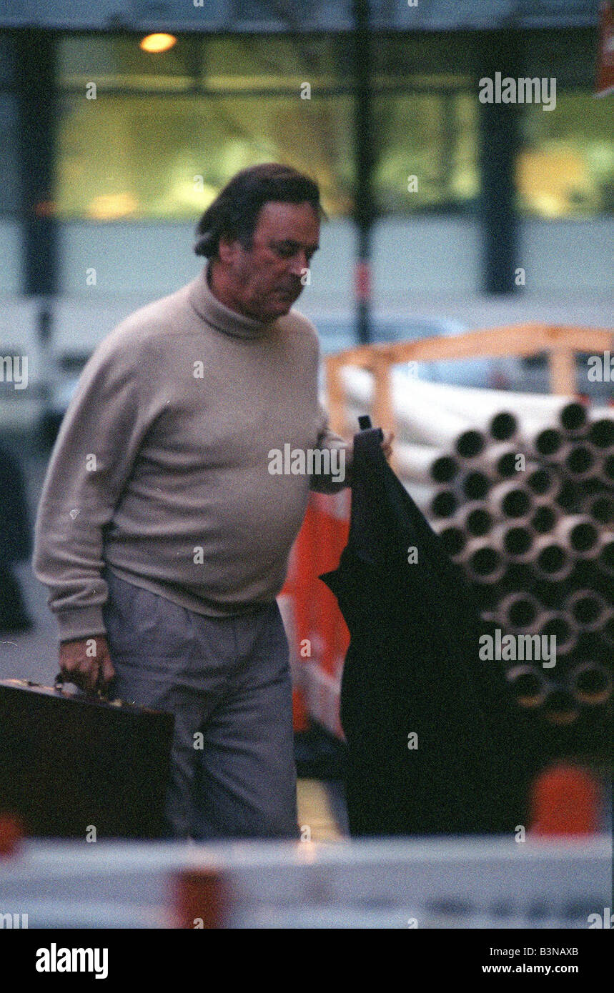 Terry Wogan TV-Moderatorin Dezember 98 außen BBC-Studio in London Jacke tragen Stockfoto