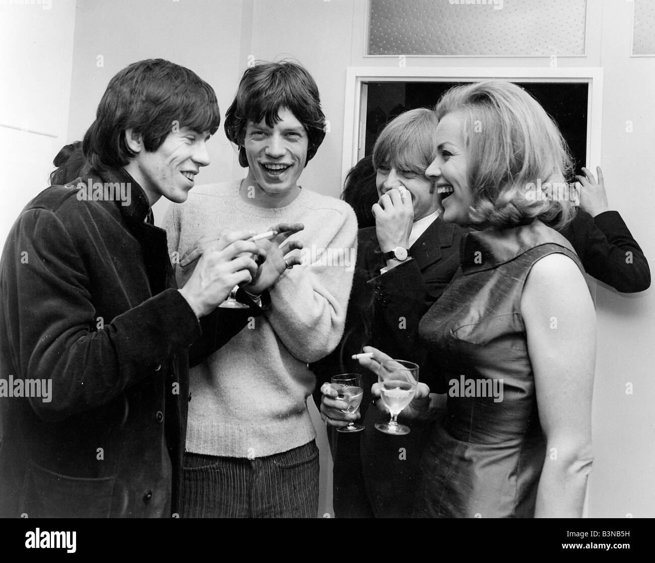 ROLLING STONES Richard, Jagger und Jones mit der Schauspielerin Honor Blackman anlässlich eines Empfangs für die Supremes in London 11. Mai 1965 Stockfoto