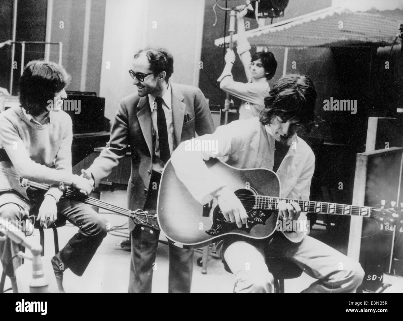 MICK JAGGER und Bill Wyman gesehen hier Direktor Jean Luc Godard am Set des Films Sympathie für den Teufel-1968 Stockfoto