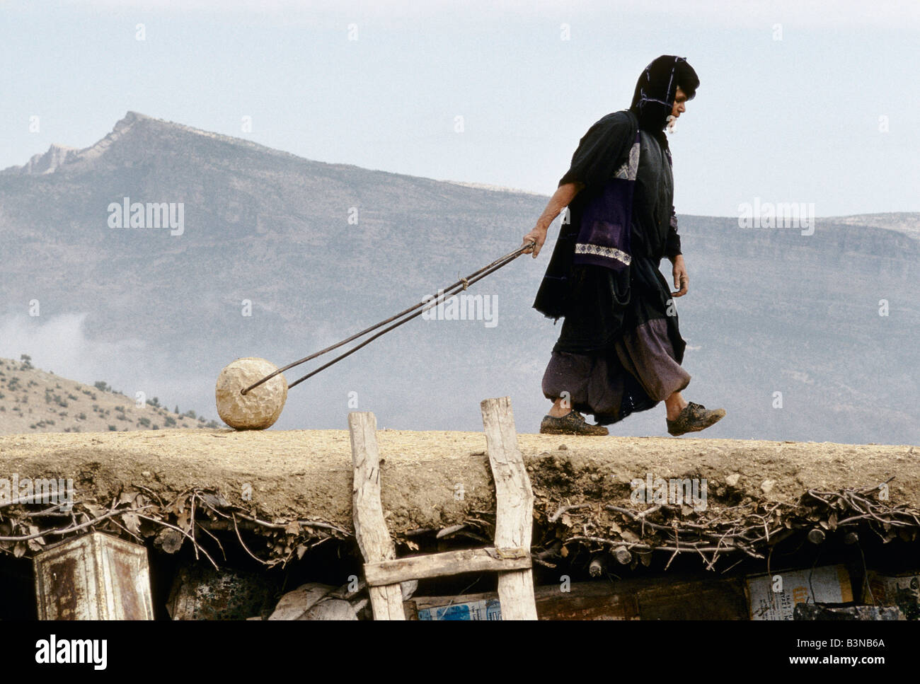 KURDISTAN ", ROLLENDE DACH DES HAUSES ZU KOMPAKTEN SCHLAMM VOR DEM WINTER IN DER NÄHE VON DIANA, OKTOBER 1991 Stockfoto