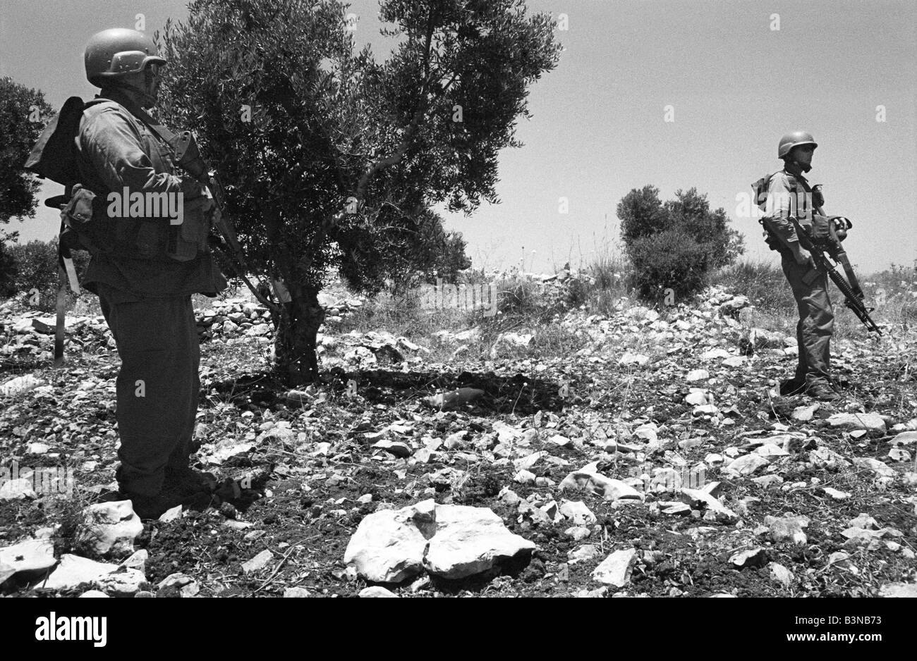 israelische Soldaten oder i.d.f Stand wartet einen nähert sich friedlichen Protest von den Palästinensern gegen den Bau von angreifen der Stockfoto