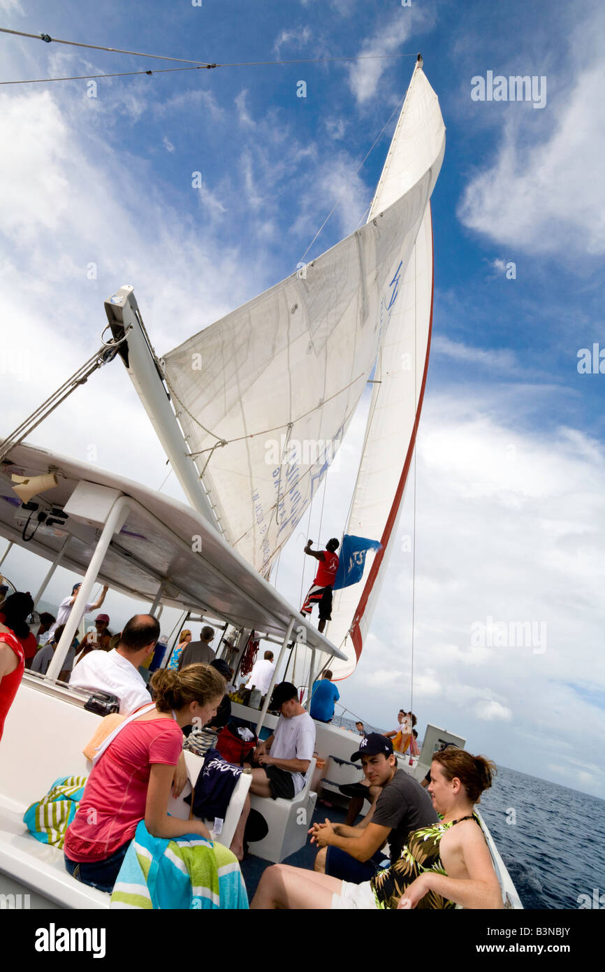 Menschen, die auf einer Yacht in der Karibik, St. Lucia, "West Indies" Segeln Stockfoto