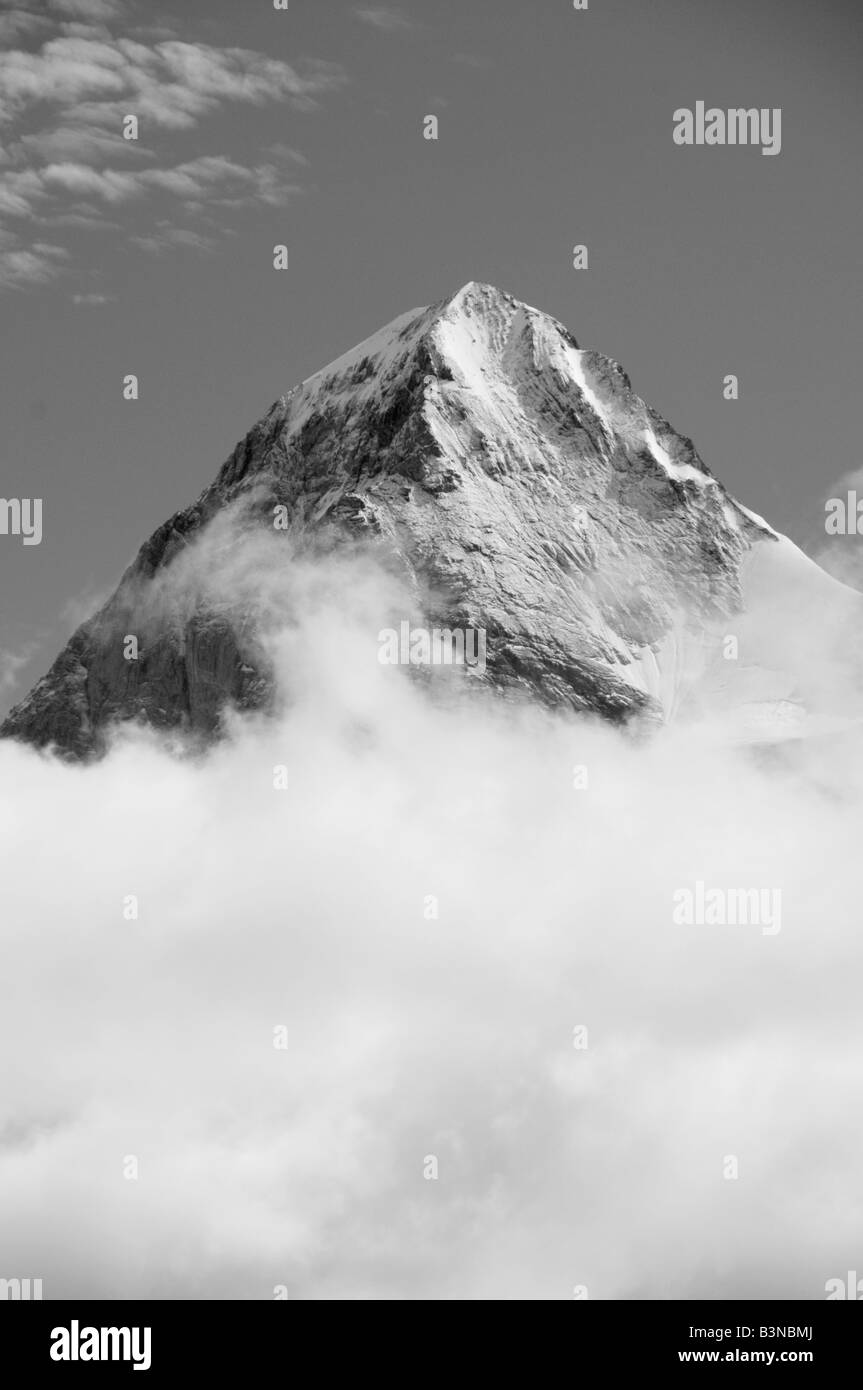 Eiger, 3970 m.  Gipfel und Wolken schwarz-weiß vom Schilthorn, Berner Alpen, Schweiz Stockfoto