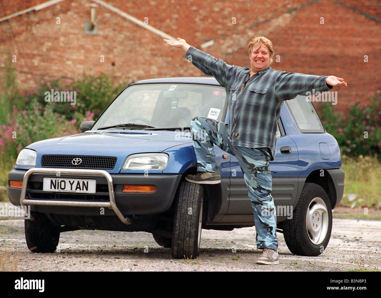 Ewan McLeod TVModerator mit seinem Auto Rav August 1997 Mirrorpix