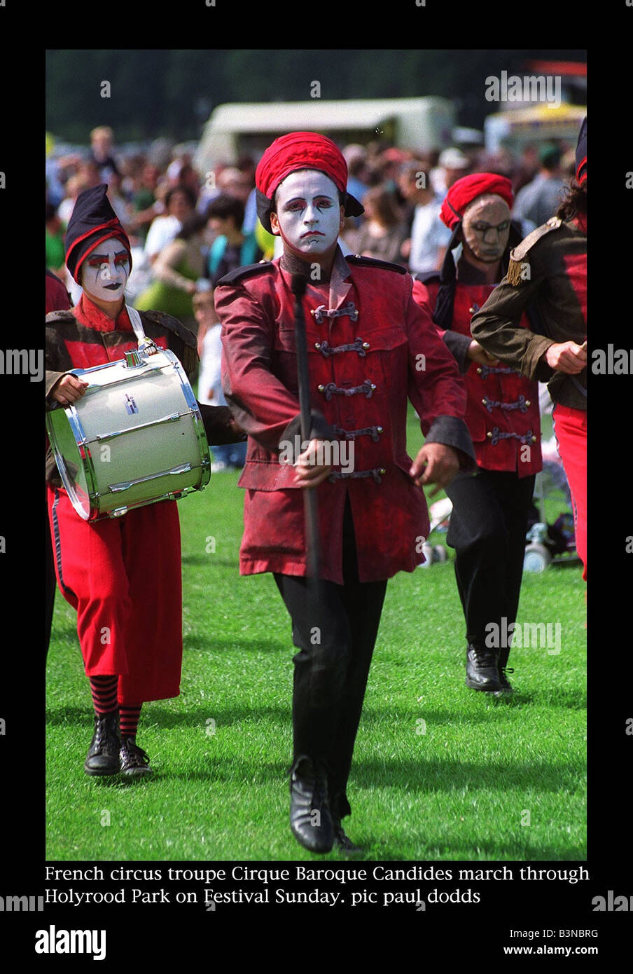 Edinburgh Fringe Festival august 1997 Cirque barocken Candides französische Zirkus Troupe Marsch durch Holyrood park Stockfoto